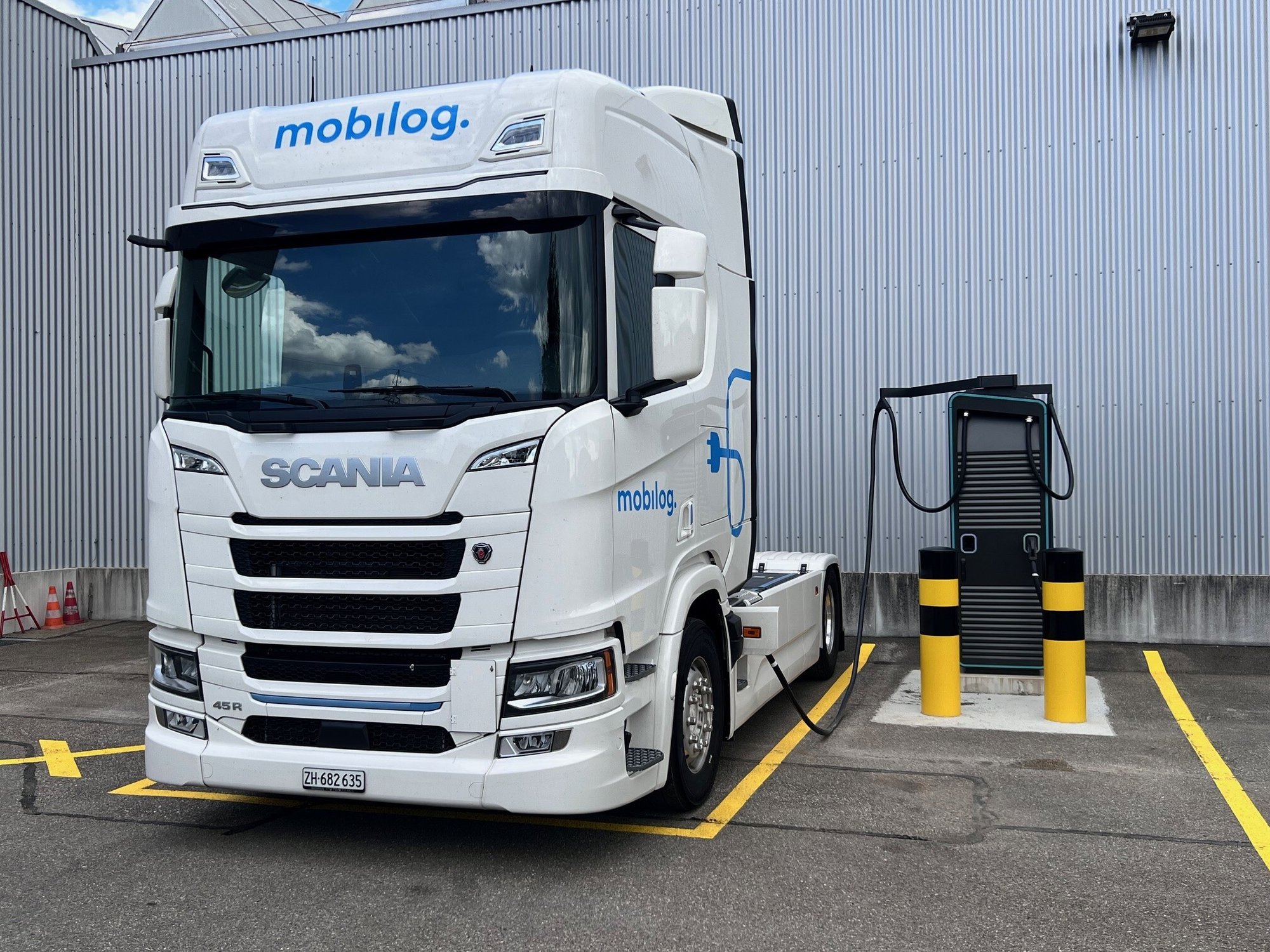 E-LKW_Ladestation_2